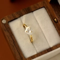 Détail d'une bague coeur dorée en émail blanc avec un zircon sur un écrin en velours - Or 16K-Petit Cœur Blanc