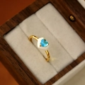Bague élégante en or avec cœur en zircon bleu et émail blanc sur boîte en bois - Or 16K-Petit Cœur Bleu
