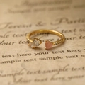 Vue macro détaillée de la bague réglable en or avec pierre œil de chat rose et zircon - Oeil de Chat Rose Doré (Or 16K)