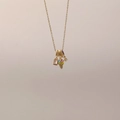 Details einer Goldkette mit Stern-, Eistüten- und rosa rechteckigen Edelsteinanhängern - Gold Eistüte Halskette