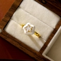 Détail d'une bague dorée avec pétales en émail blanc et pierre de zircon en étoile - Or 18K-Grande Étoile Blanche