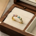 Bague en émail doré avec pierres de zircone colorées dans un écrin en noyer - Style Mauvais Œil / Or