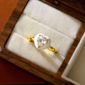 Bague cœur dorée avec émail blanc et zircon sur fond de boîte à bijoux en bois de noyer - Or 18K-Grand Cœur Blanc
