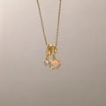 Elegante goldene Herzkette mit Opal-Anhänger und funkelnden Zirkonia-Akzenten - Mondstein-Stil
