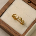 Bague coquillage plaquée or 18 carats avec zircons sur un écrin en velours - Coquillage Doré