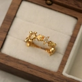 Détails macro d'une bague dorée tortue et étoile de mer avec zircons dans un écrin en bois - Tortue Étoile de Mer Or (Plaqué Or 18K)