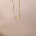 Vue détaillée du collier en or avec pierre de naissance et pendentif en zircon rectangle - Avril