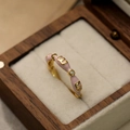Bague dorée avec émail rose et zircon dans un écrin à bijoux en bois élégant - Style Lettre M Rose / Or