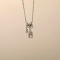 Detailansicht der Silberhalskette mit rosa Smaragdschliff-Edelstein und Zirkonia-Ringen - Silber Quadrat Weiß Zirkonia