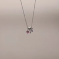 Nahaufnahme des silbernen Anhängers mit rosa Herz-Zirkon und Stern an der Kette - Silber Herz Lila Zirkonia