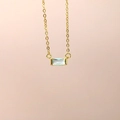 Collier doré minimaliste avec pendentif pierre de naissance bleu clair rectangulaire - Mars