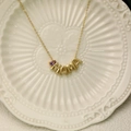 Collier MAMA doré avec pendentif pierre de naissance violette sur plateau céramique - Février