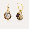 Vue détaillée des boucles d'oreilles conque avec créoles en acier plaqué or 18 carats - Boucles d'Oreilles Conque Tons Brun