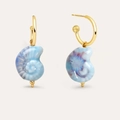 Détail de boucles d'oreilles coquillage bleu dégradé avec crochets plaqués or 18K - Boucles d'Oreilles Conque Tons Bleu
