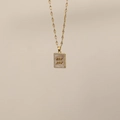 Détail du pendentif Verseau avec nacre et placage en or 18 carats sur fond neutre - Verseau