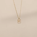Détail du pendentif signe Lion en plaqué or 18k avec nacre blanche et zircons brillants - Lion