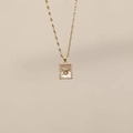 Nahaufnahme von 18K Gold Stier-Anhänger mit Perlmutt und pavégefassten Zirkonia - Stier