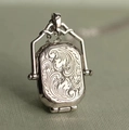 Pendentif médaillon rectangulaire vintage en argent avec gravure florale et cadre rotatif - Argent