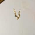 Detailansicht goldener rechteckiger Ohrringe mit champagnerfarbenen Edelsteinen - November