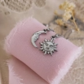 Collier pendentif soleil et lune élégant sur ruban rose avec décor romantique - Soleil Argent