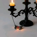 Collier gothique avec main de crâne tenant un cœur rouge sur un bougeoir ancien - Style Porte-Cœur / Main de Squelette Coeur A (Métal Noir)