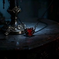 Collier gothique avec pendentif cœur rouge et griffes de squelette en métal noir - Grand Design de Lave / Cœur de Lave (Dos Toile d'Araignée)