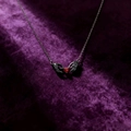 Détail macro de mains de griffes gothiques tenant un pendentif cœur en rubis - Style Étreinte à Deux Mains / Main de Squelette Coeur B (Argent Antique)