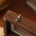 Pendentif robot doré avec pierre bleue rectangulaire et cristal scintillant - Garçon de Décembre