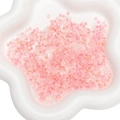 Stapel rosafarbener transluzenter 4mm Glasperlen auf weißem Keramiktablett für DIY-Schmuck - Rosa Serie