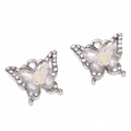 Ciondolo a farfalla d'argento con rosa bianca per creazione gioielli fai-da-te - Ciondolo a Farfalla con Fiore Bianco / 16x13mm (Foro 1.5mm) / Argento