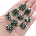 Perline a forma di pesce in vetro verde con strisce bianche per gioielli fai da te - 18x15mm (Confezione da 1) / Verde