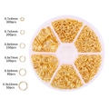 Set de anillas doradas para bisutería DIY en varios tamaños de 4mm a 10mm con caja plástica - 1 Set / Dorado