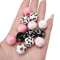 Roze, witte en zwarte houten kralen met pootafdruk voor DIY kerstsieraden maken - Hondenpootjes Serie