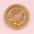 Pulsera de cuentas coloridas con colgante de pájaro amarillo en bandeja de madera - Redondo / 10cm Diámetro x 2cm Altura (1 Pieza/Paquete) / Color Haya
