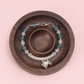 Pulsera de cuentas verdes y blancas con colgante de elefante sobre bandeja de madera oscura - Redondo / 10cm Diámetro x 2cm Altura (1 Pieza/Paquete) / Color de Madera de Nogal Negro