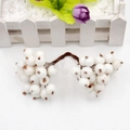 Bayas blancas escarchadas artificiales con tallos para coronas navideñas y manualidades DIY - Juego de 20 Piezas / Blanco