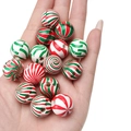 Hand met diverse houten kerstkralen met sneeuwpopmotief voor DIY-knutselprojecten - Kerststrepen Serie