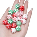 Hand die diverse kerst houten kralen vasthoudt met rode rendier en groene boom - Kerstmis Mix