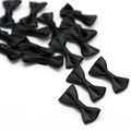 Primer plano de varios lazos de satén negro para accesorios de pelo DIY y manualidades - 3 cm x 1,5 cm (25 unidades/paquete) / Negro