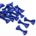 Primer plano de lazos de cinta de raso azul real hechos a mano para accesorios de pelo DIY - 3 cm x 1,5 cm (25 unidades/paquete) / Azul Zafiro