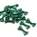 Detalle macro de lazos de satén verde oscuro para manualidades y adornos de cabello - 3 cm x 1,5 cm (25 unidades/paquete) / Verde oscuro