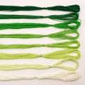 Set van acht groentinten zijden borduurgaren met een professionele zijdeglans afwerking - Diep Bosgroen (FXT043) / 8 Gemengde Kleuren 20 Meter Per Kleur