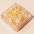 Sortierte gelbe Glasperlen mit Katzenaugeneffekt in einer Kunststoffbox für DIY-Schmuck - 4mm (Öffnung ca. 1mm, 450g/Packung, ca. 6750 Stk.) / Goldene Jahre