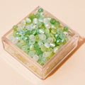 Sortierte grüne Glasperlen für DIY-Schmuck in einer quadratischen Acryl-Aufbewahrungsbox - 4mm (Öffnung ca. 1mm, 450g/Packung, ca. 6750 Stk.) / Üppiges Grün