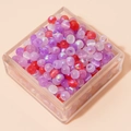 Irisierende bunte Glasperlen in Box für DIY-Schmuckherstellung und Handwerksarbeiten - 4mm (Öffnung ca. 1mm, 450g/Packung, ca. 6750 Stk.) / Lilarot Gemischt