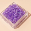 Lila schillernde Glasperlen mit AB-Beschichtung in einer transparenten quadratischen Box - 4mm (Öffnung ca. 1mm, 450g/Packung, ca. 6750 Stk.) / Dunkellila