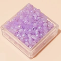 DIY lila gestreifte Glasperlen mit AB-Beschichtung in einer klaren quadratischen Box - 4mm (Öffnung ca. 1mm, 450g/Packung, ca. 6750 Stk.) / Hellviolett