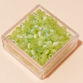 Hellgrüne schillernde Glasperlen für DIY-Schmuckherstellung in Acrylbox - 4mm (Öffnung ca. 1mm, 450g/Packung, ca. 6750 Stk.) / Grasgrün