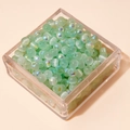 Irisierende hellgrüne Glasperlen für DIY-Schmuck in einem klaren Aufbewahrungsetui - 4mm (Öffnung ca. 1mm, 450g/Packung, ca. 6750 Stk.) / Hellgrün