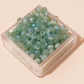 Lichtgrüne Glasperlen mit AB-Effekt Beschichtung in einer klaren Acryl-Aufbewahrungsbox - 4mm (Öffnung ca. 1mm, 450g/Packung, ca. 6750 Stk.) / Frühlingsblau